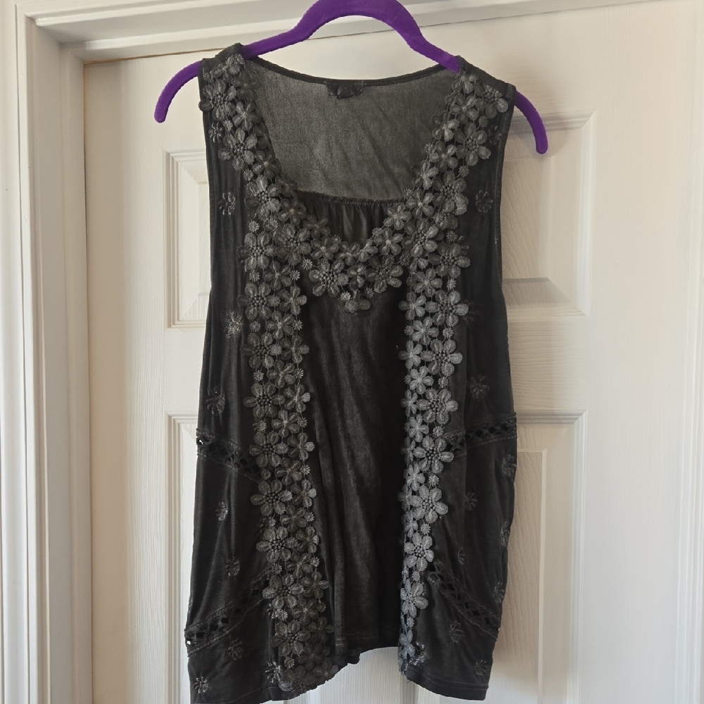 POL Black Sleeveless Floral Appliqué Tank Top